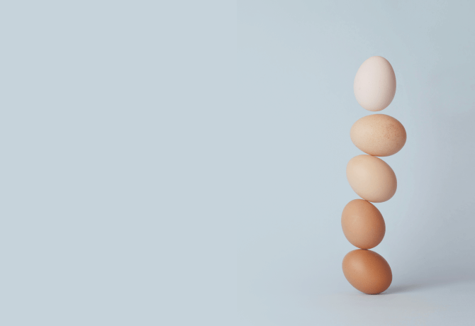 huevos apilados sobre un fondo azul