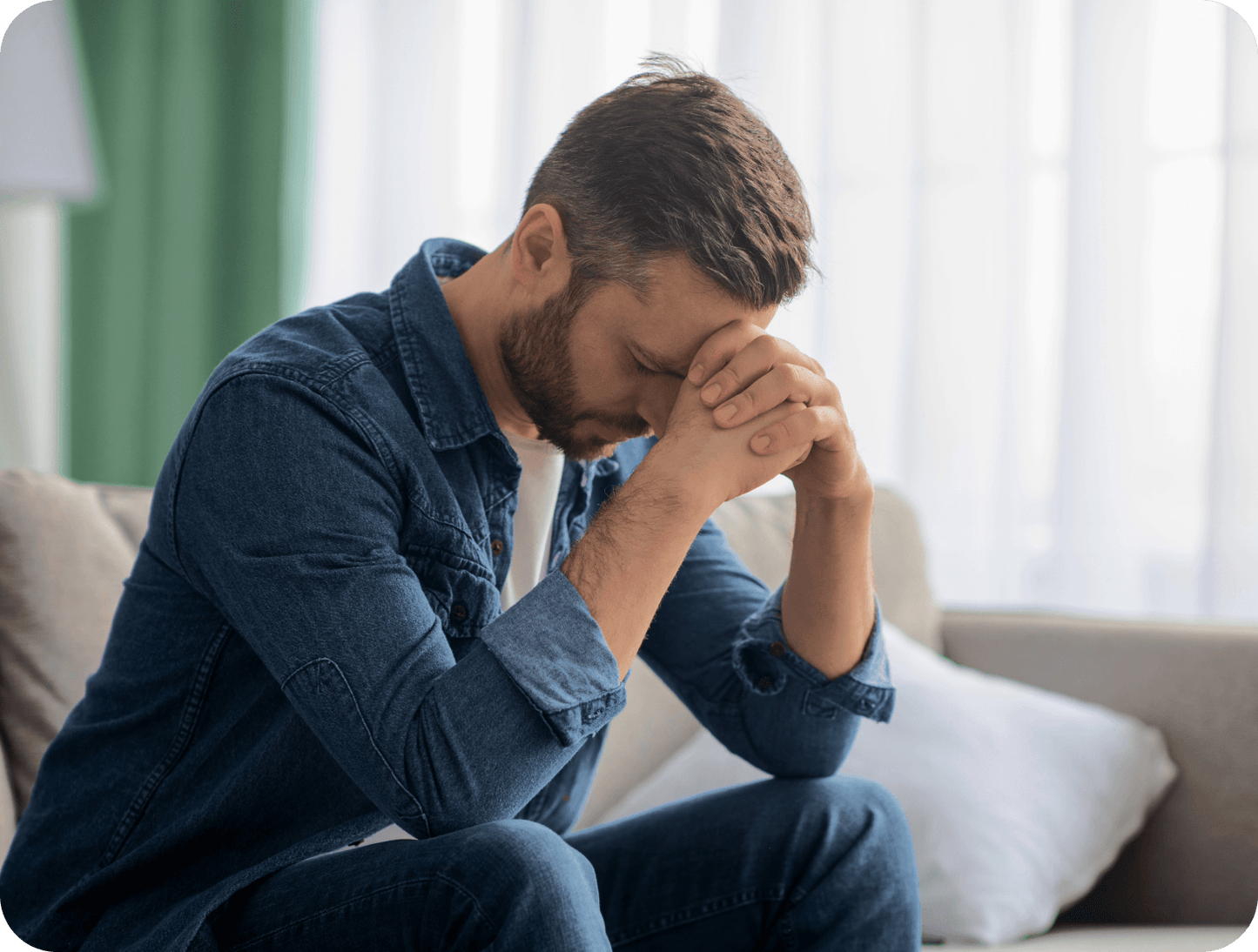 Maennergesundheit, Mann der sich sorgt mit Haenden an der Stirn