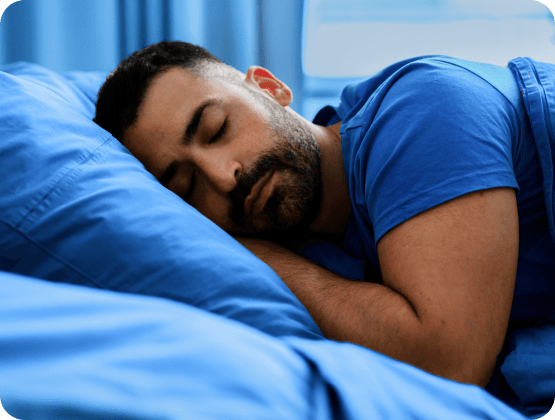 Mann im Bett am schlafen, ruhiger schlaf gut fuer die Maennergesundheit