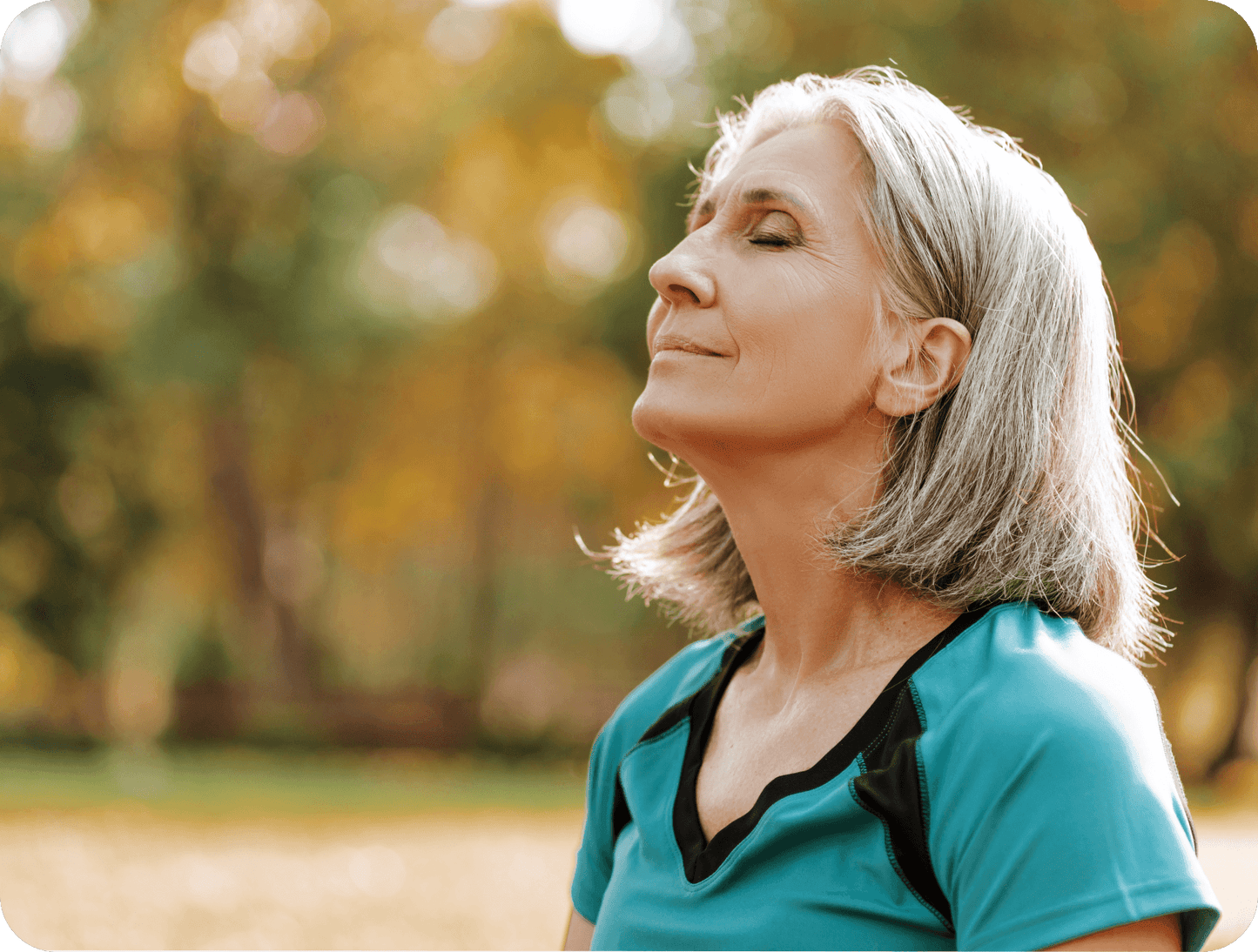 Frau des oberen mittleren Alters, die in der Sonne steht, sportlich, Vitamin D in der Sonne tankt